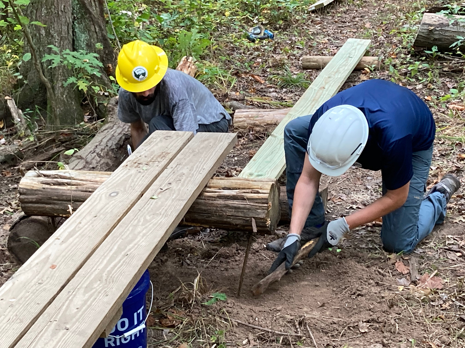 trail-workers-build-walking-bridge-lores