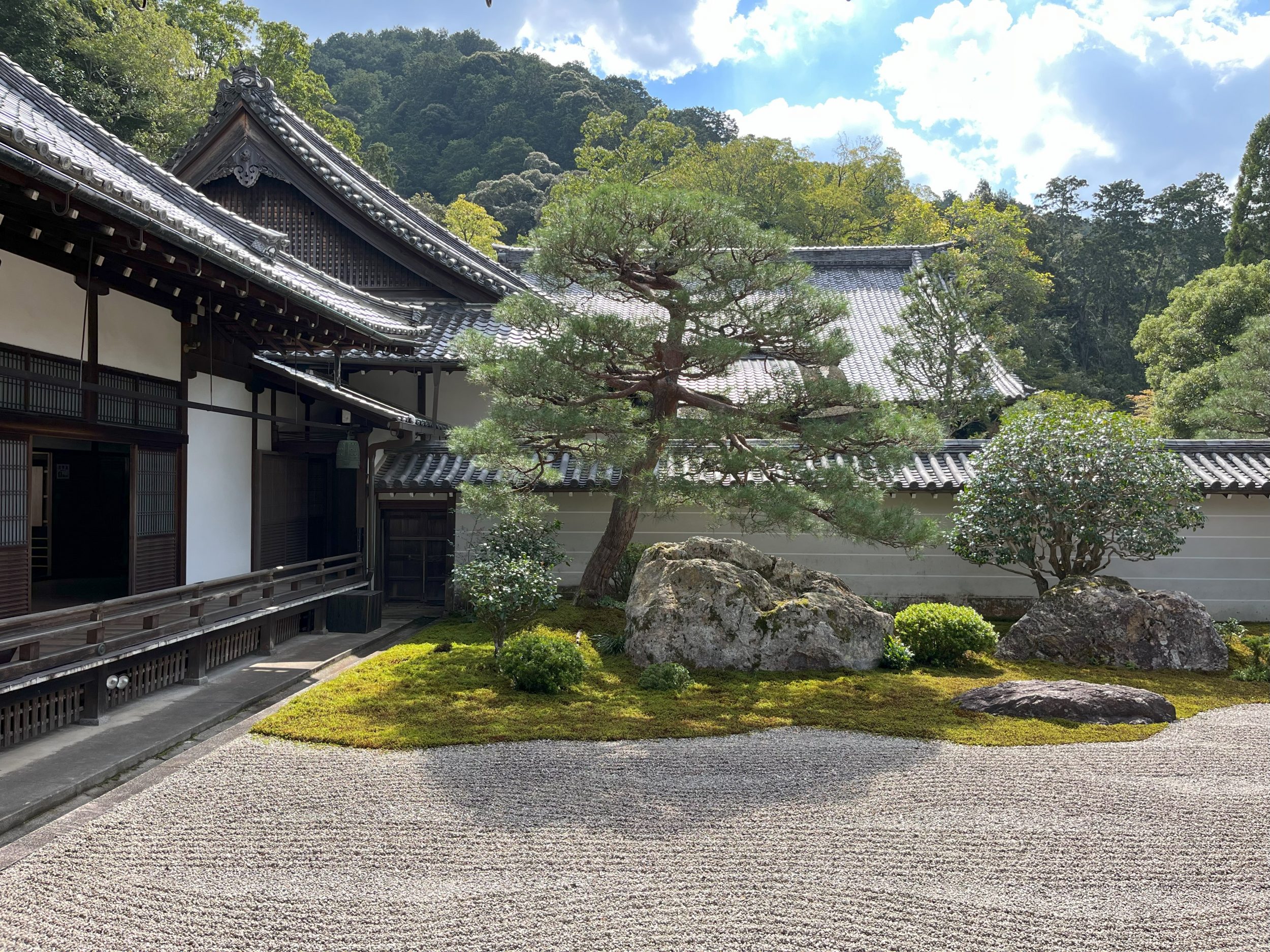 big-budhhist-Temple-rock-garden-japan